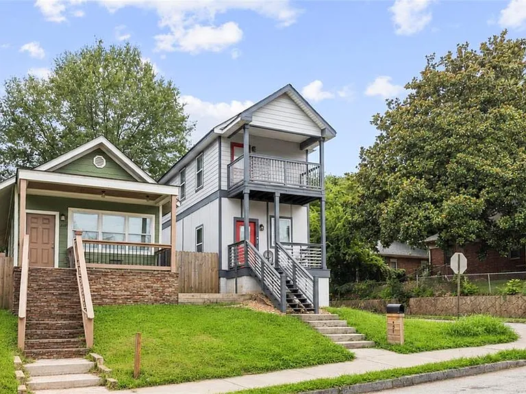494 Rockwell St SW — Photo 2