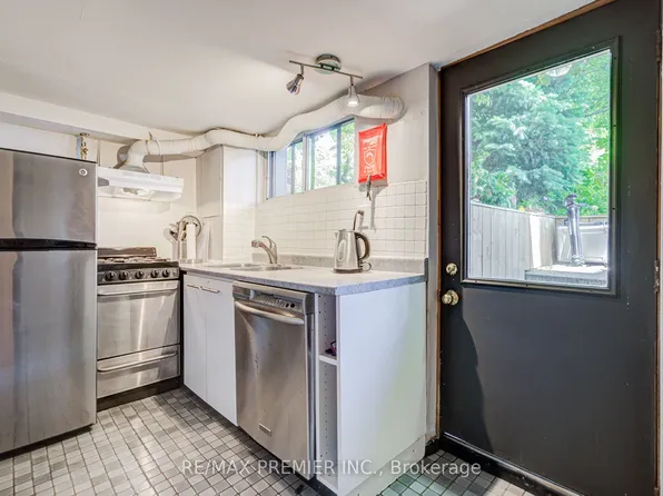 224 Lippincott St #1, Toronto, ON M5S 2P5