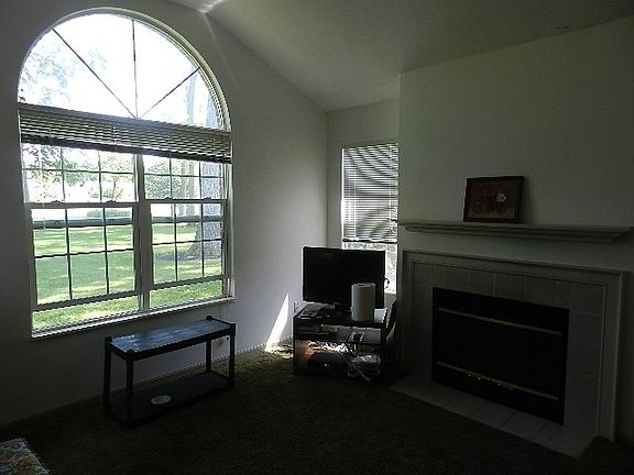 5th image of 693 Hampton Woods Dr