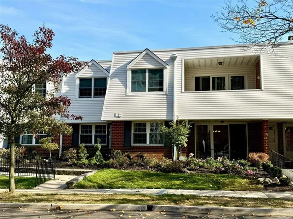 47 Santa Barbara Drive #47, Plainview, NY 11803