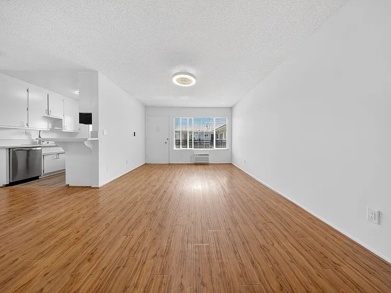5715 Vineland Ave — Photo 19