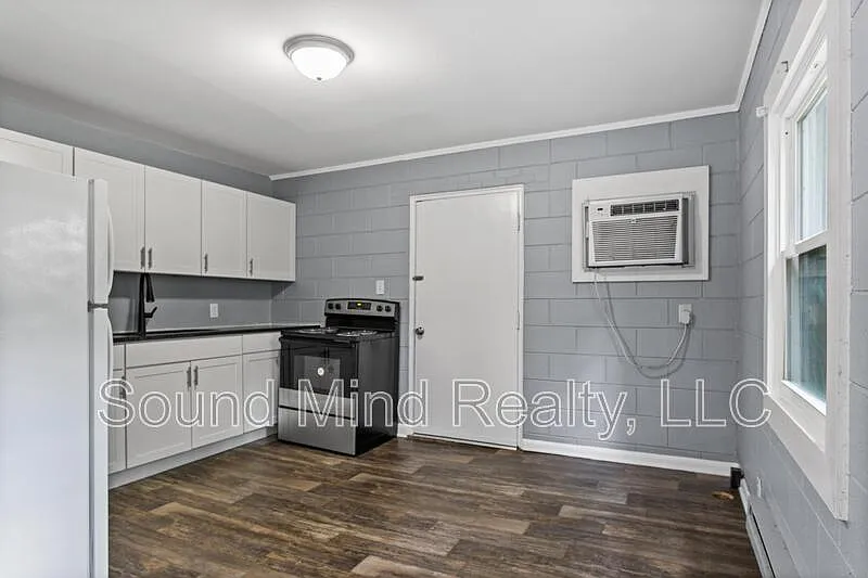 2 bed, 1.0 bath, 880 sqft, $1,250 — Photo 2