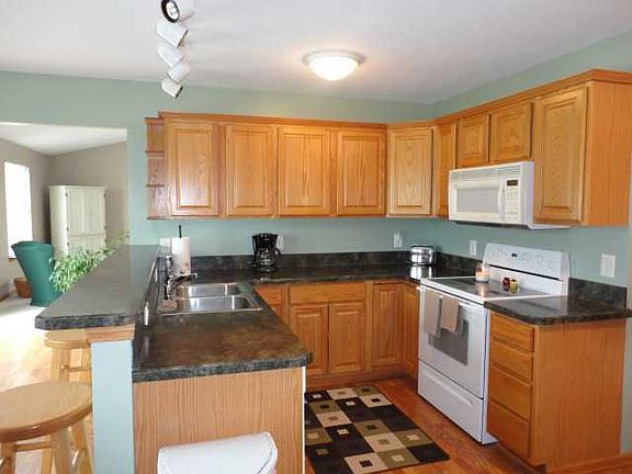 3rd image of 70 Zellers Ln