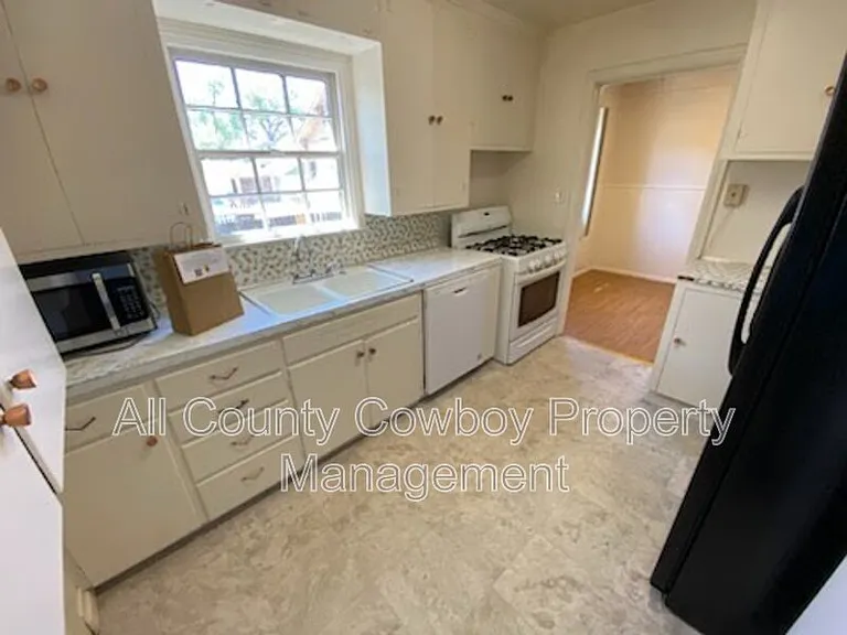 310 S 12th St — Photo 6