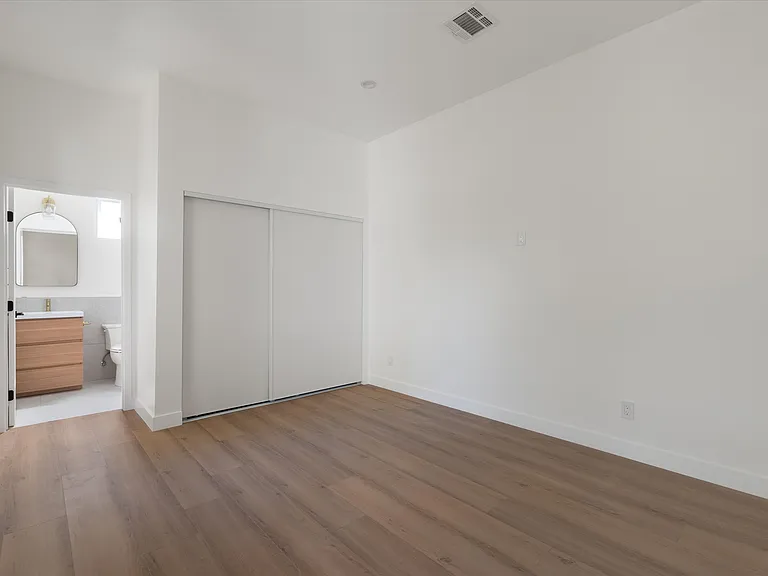 10558 Encino Ave — Photo 16
