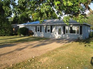 420 N 7th Ave, Canistota, SD 57012