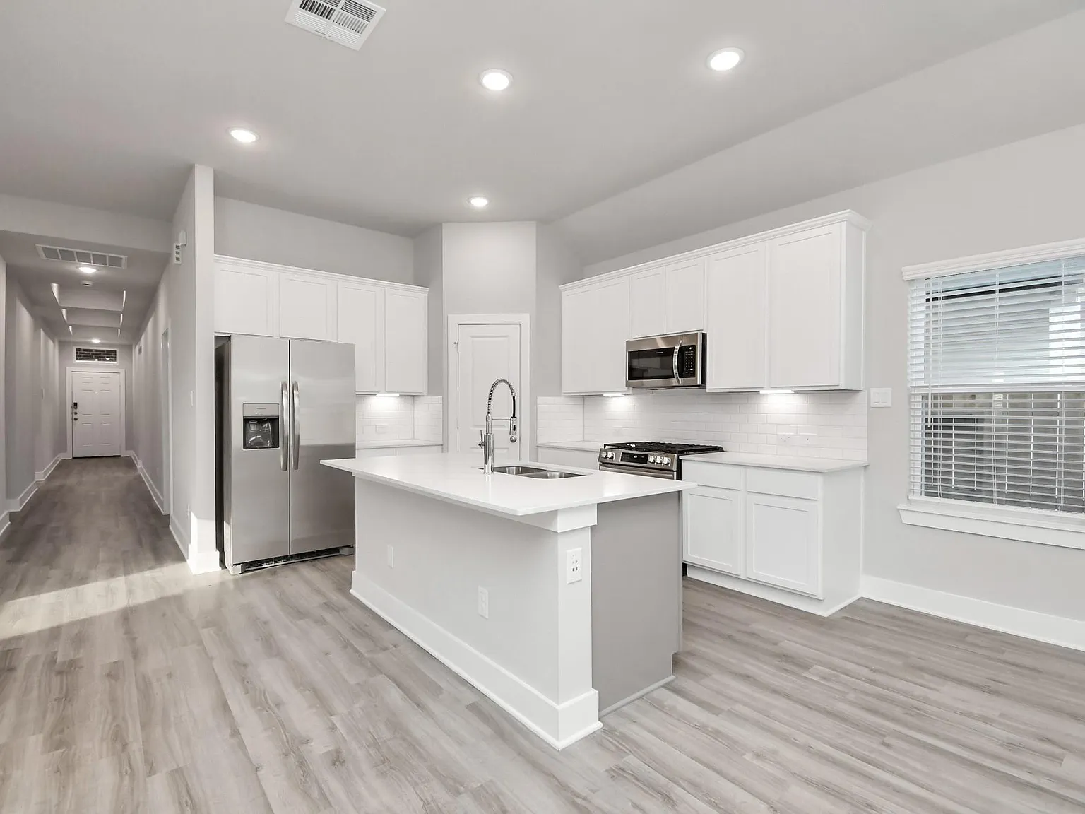 4 bed, 3.0 bath, 2157 sqft, $3,300 — Photo 4