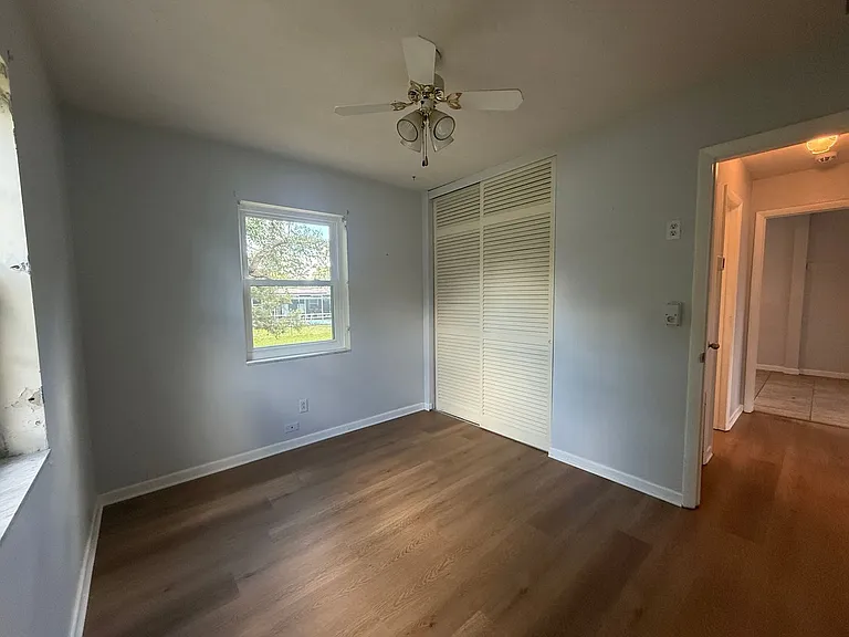 975 North Village Dr — Photo 17
