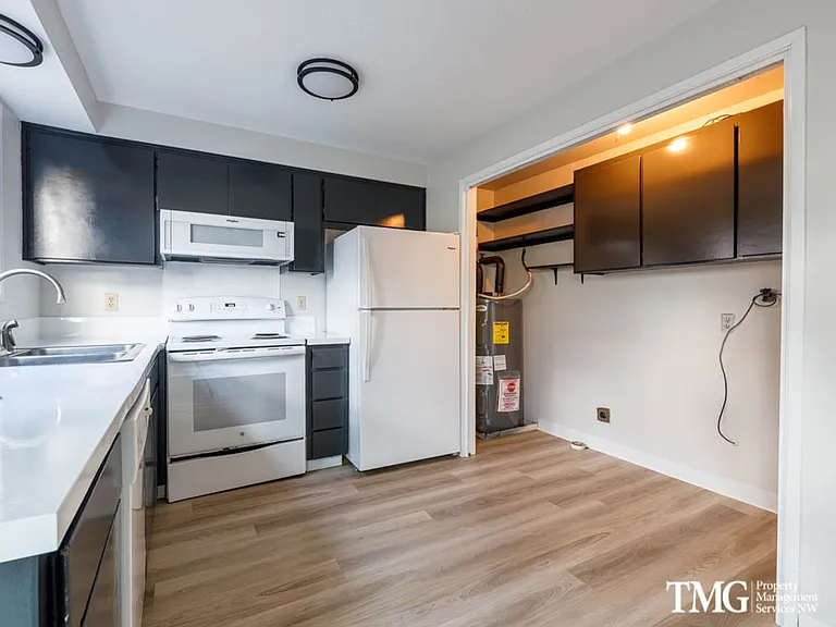 Brentwood Apartments — Photo 16