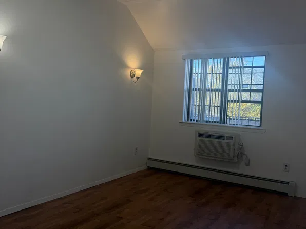 68-05 242nd St #3, Little Neck, NY 11362