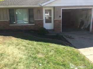 2704 W Millbrook Ct, Peoria, IL 61615
