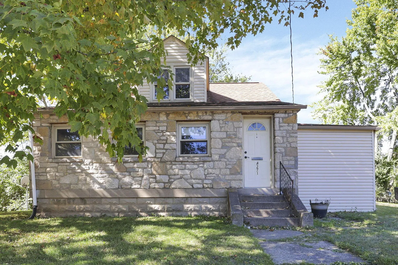 4271 Broadway photo 1