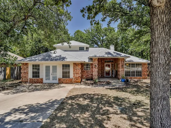 421 Meadowcrest Dr, Azle, TX 76020