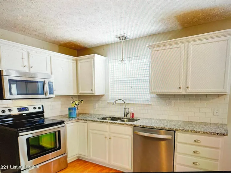 8713 Hickory Falls Ln — Photo 2