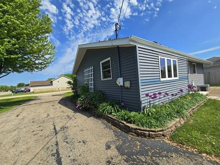 1146 Redwood Ln — Photo 4