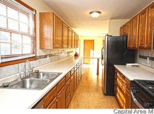 319 W Monroe St, Girard, IL