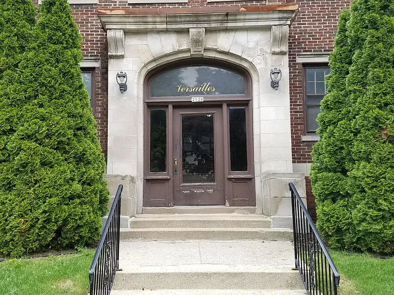 2528 N Maryland Ave — Photo 2