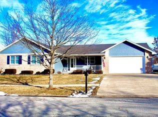 204 N Hamilton Dr, Grant Park, IL