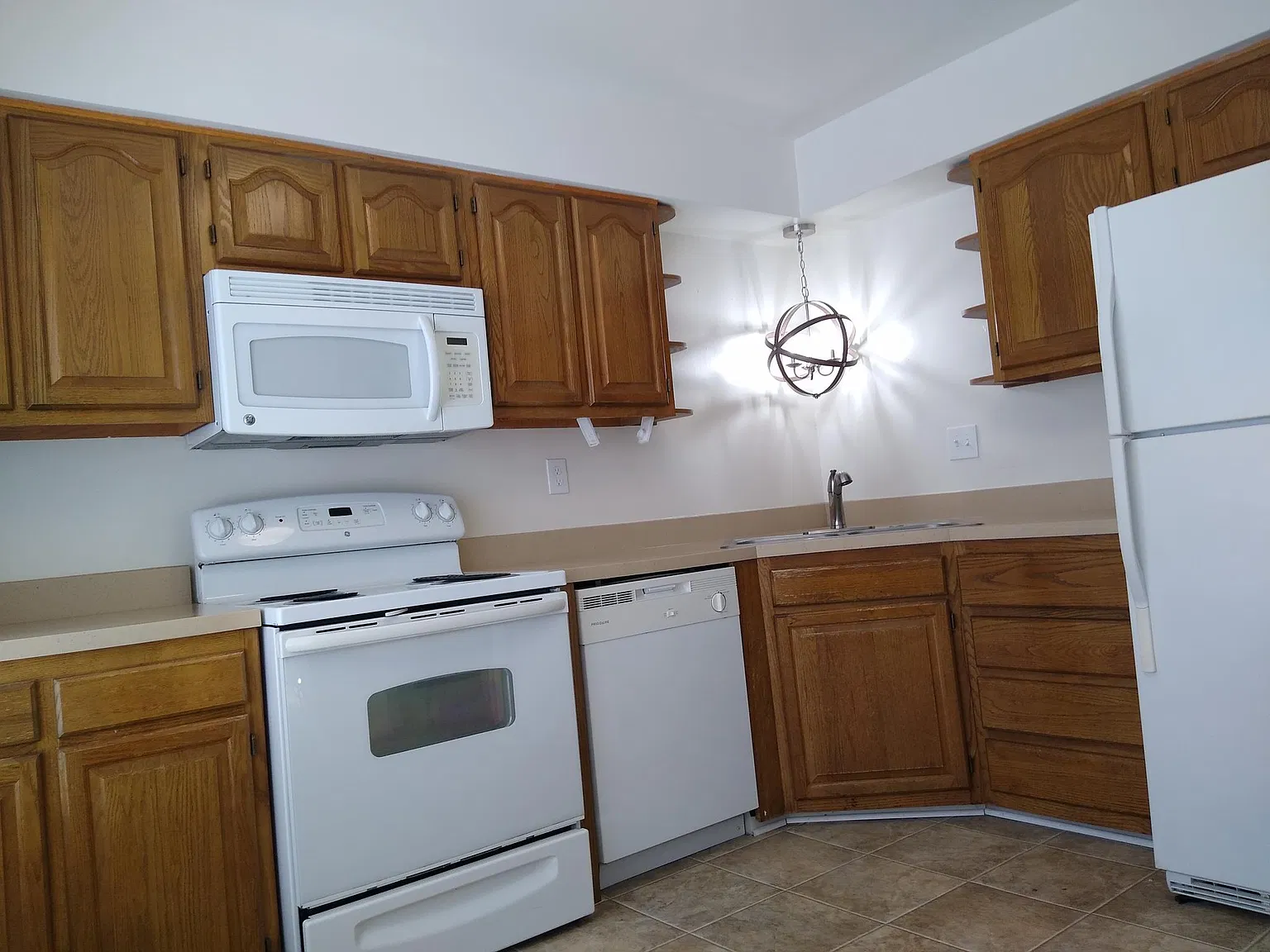 3 bed, 2.5 bath, 1320 sqft, $2,199 — Photo 2