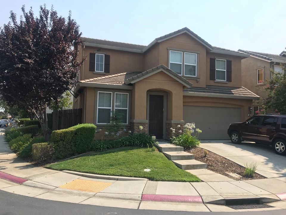 2nd image of 865 Courtyards Loop