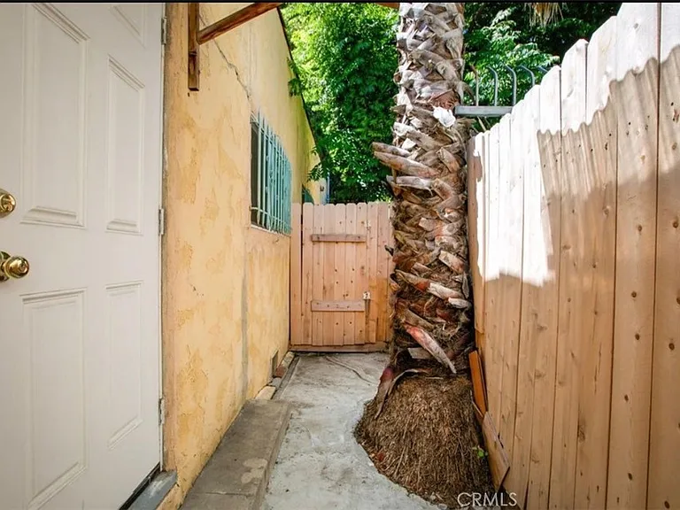 1349 N Citrus Ave — Photo 11