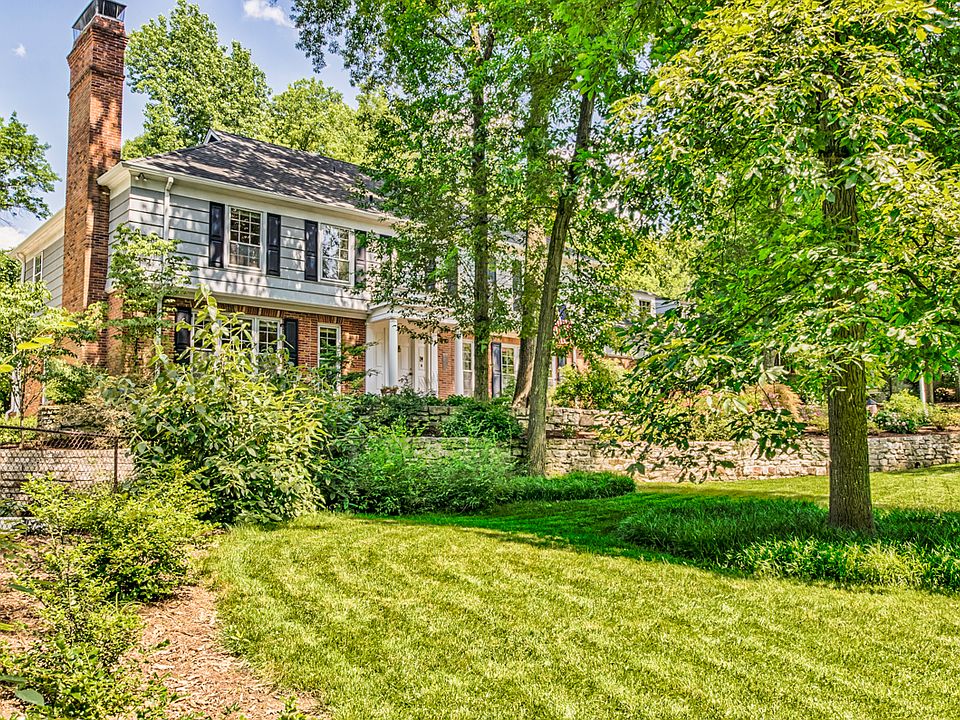 Set back from Ladue Road