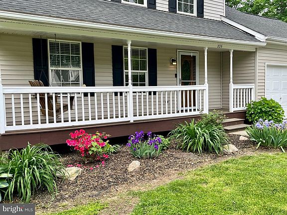 3rd image of 225 Larch Pl