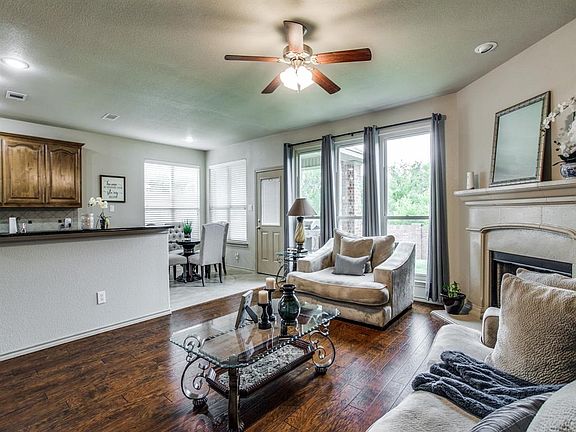 5th image of 1411 Deer Hollow Dr