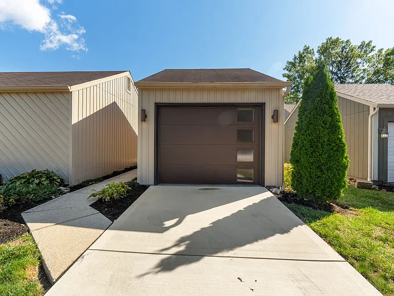 1 Car Garage/Concrete Driveway