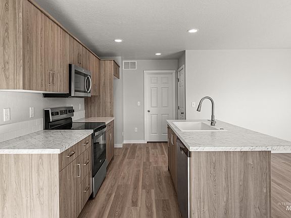 5th image of 10797 Rutland St