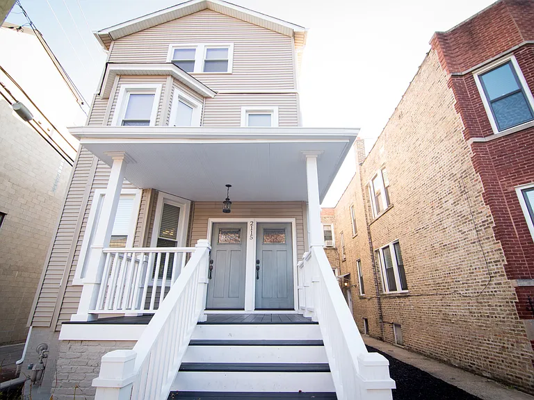 2115 W Berteau Ave #G — Photo 1