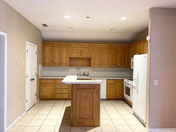 4th image of 6025 Oakmont Dr