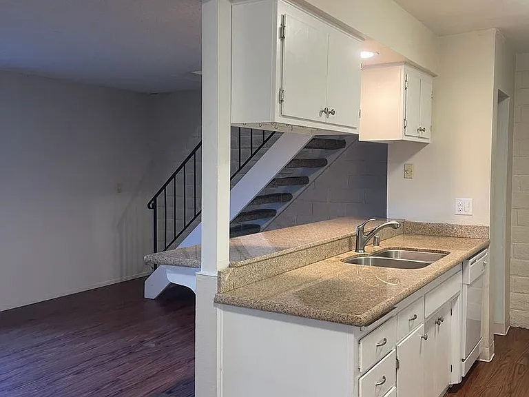 3260-3276 3306 Alexander Dr — Photo 5