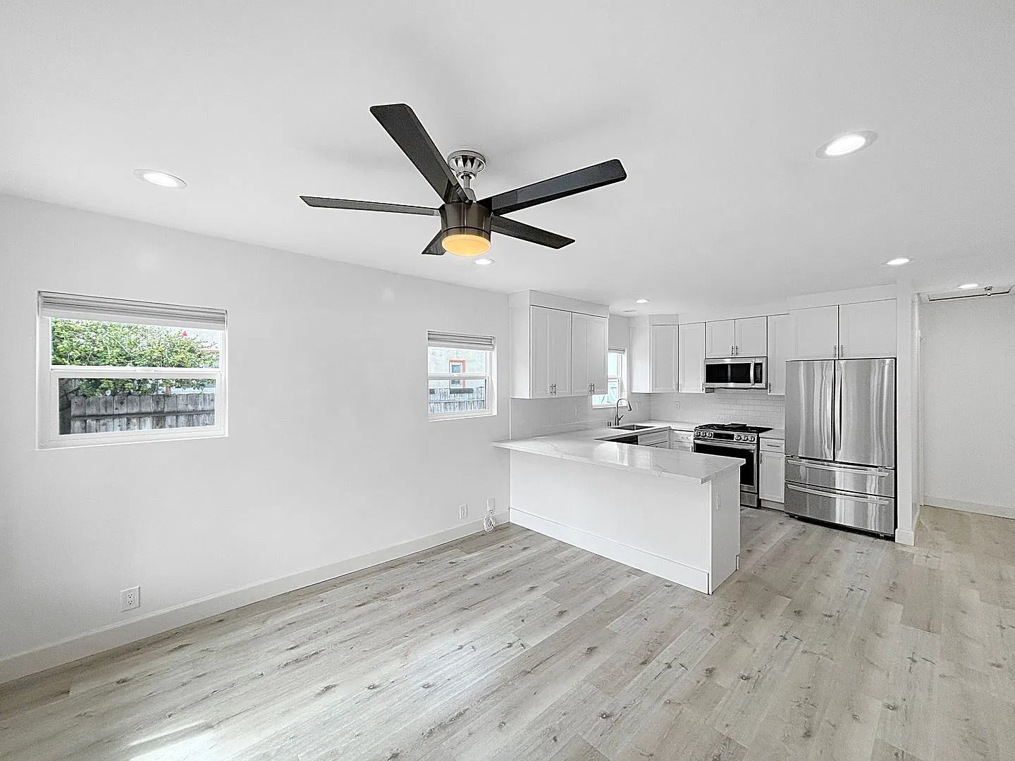 Stunning 3B/2BA Home in Normal Heights W/ A/C, W/D! — Photo 2