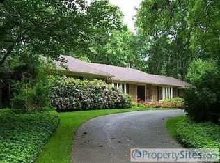 180 Foxhunt Cres, Syosset, NY 11791