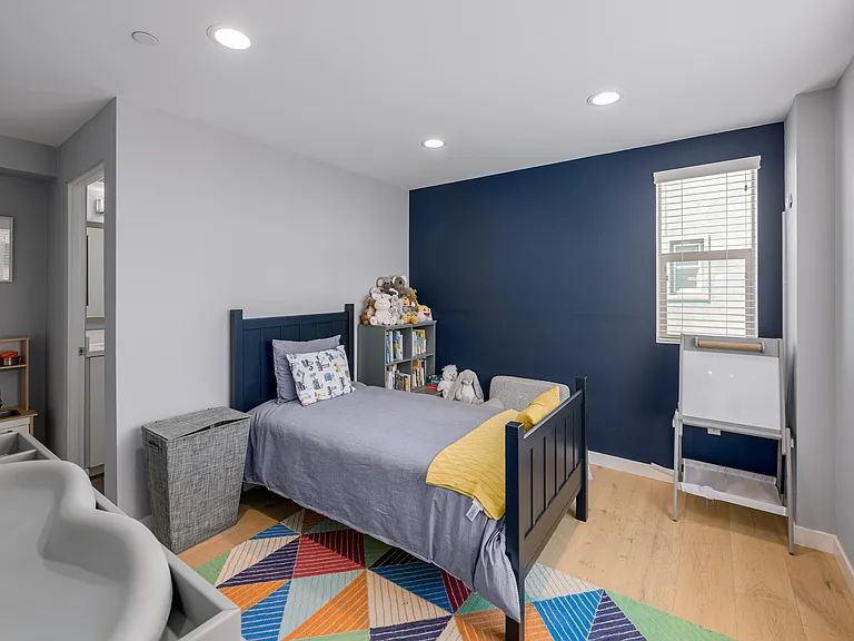 1407 Bates Ave — Photo 8