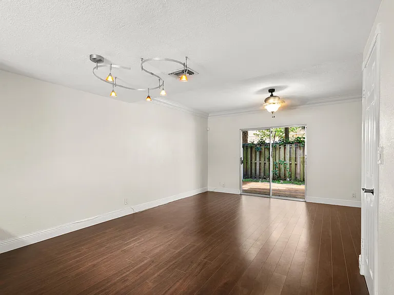 2521 NE 15th St — Photo 10