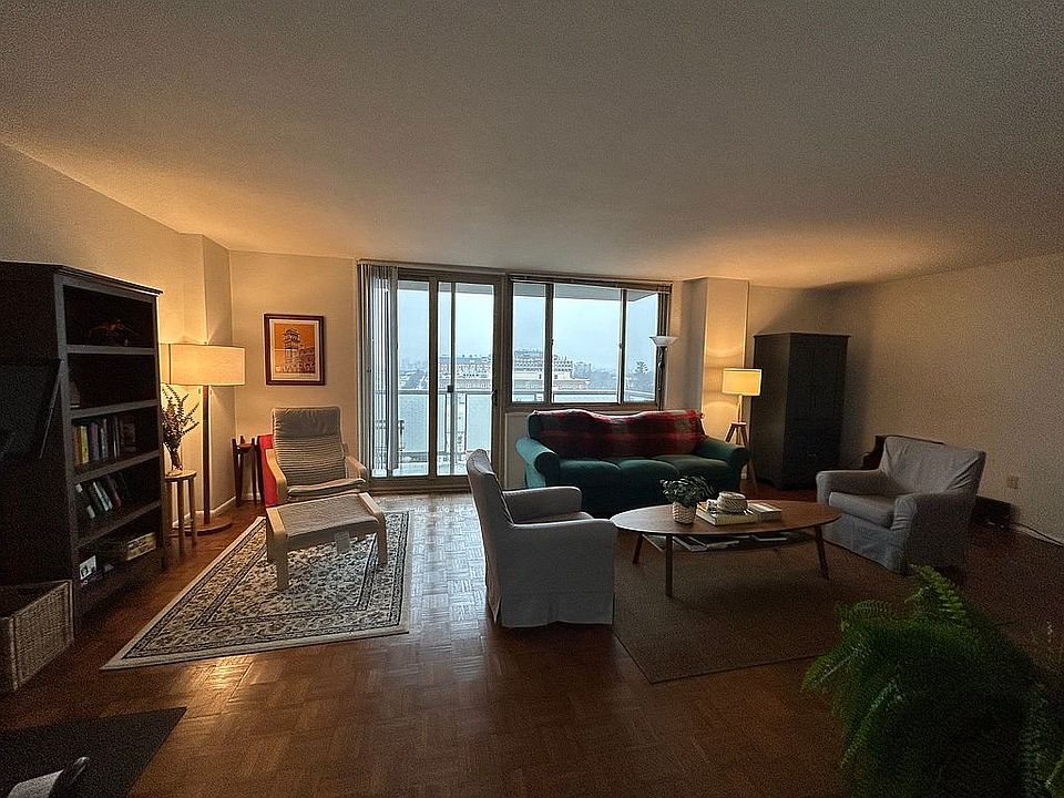 Living area / balcony