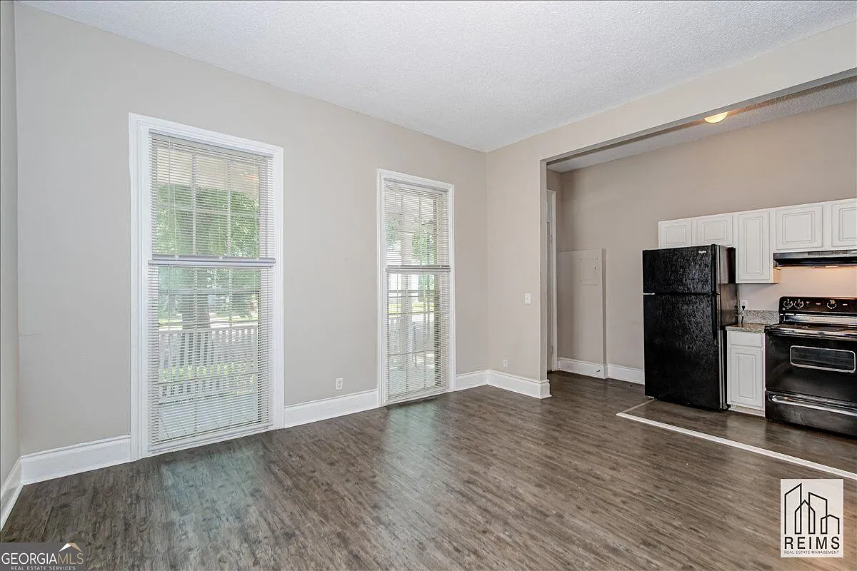 1 bed, 1.0 bath, 750 sqft, $920 — Photo 2