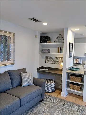 4225 Carondelet St #A — Photo 2