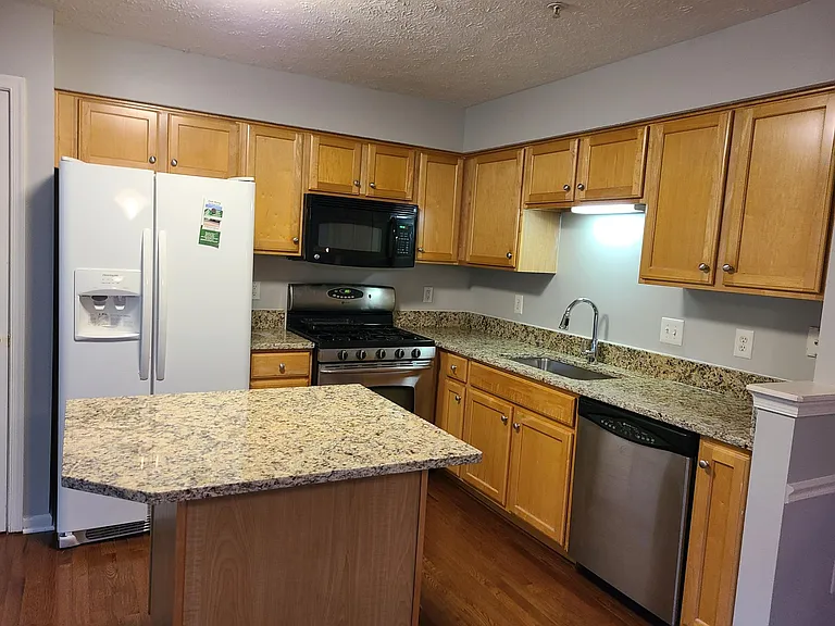 2718 Thornbrook Ct — Photo 3