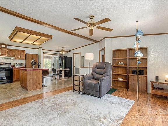 4th image of 225 Leigh Anne Ln