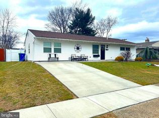 31 Crimson King Ln, Levittown, PA 19055