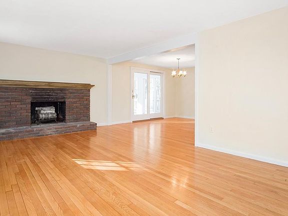 3rd image of 498 Lincoln St