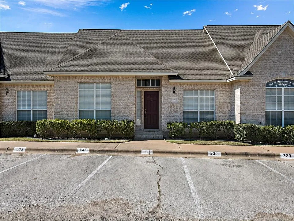 251 Navarro Dr