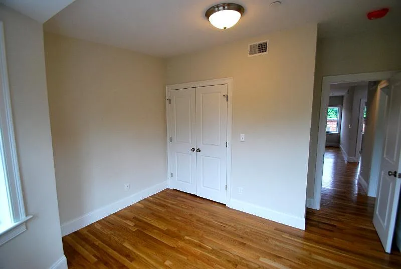 3 bed, 9999 sqft, $3,300 — Photo 2