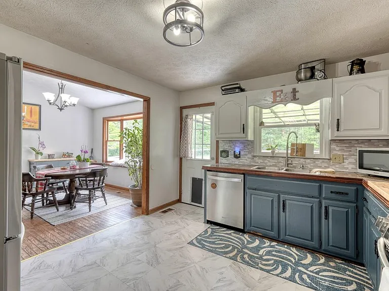 1085 Jones Creek Rd — Photo 19