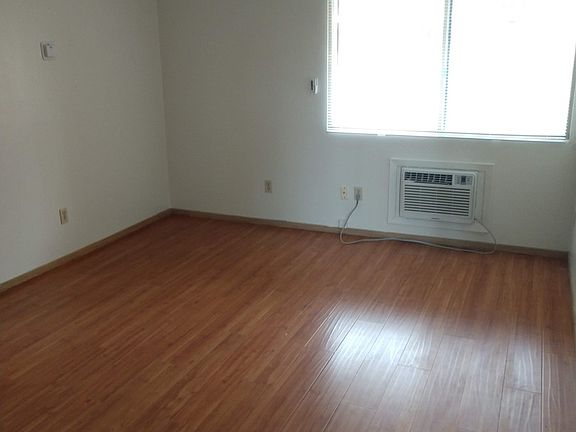 2nd image of 110 Washington Ct #1-4