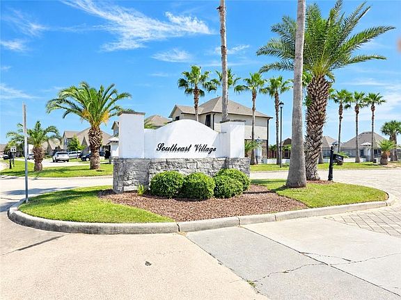 2nd image of 612 Lakeshore Village Dr