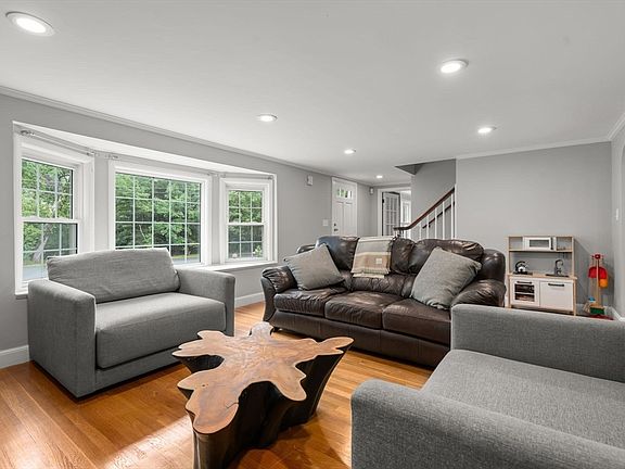3rd image of 9 Wessex Dr